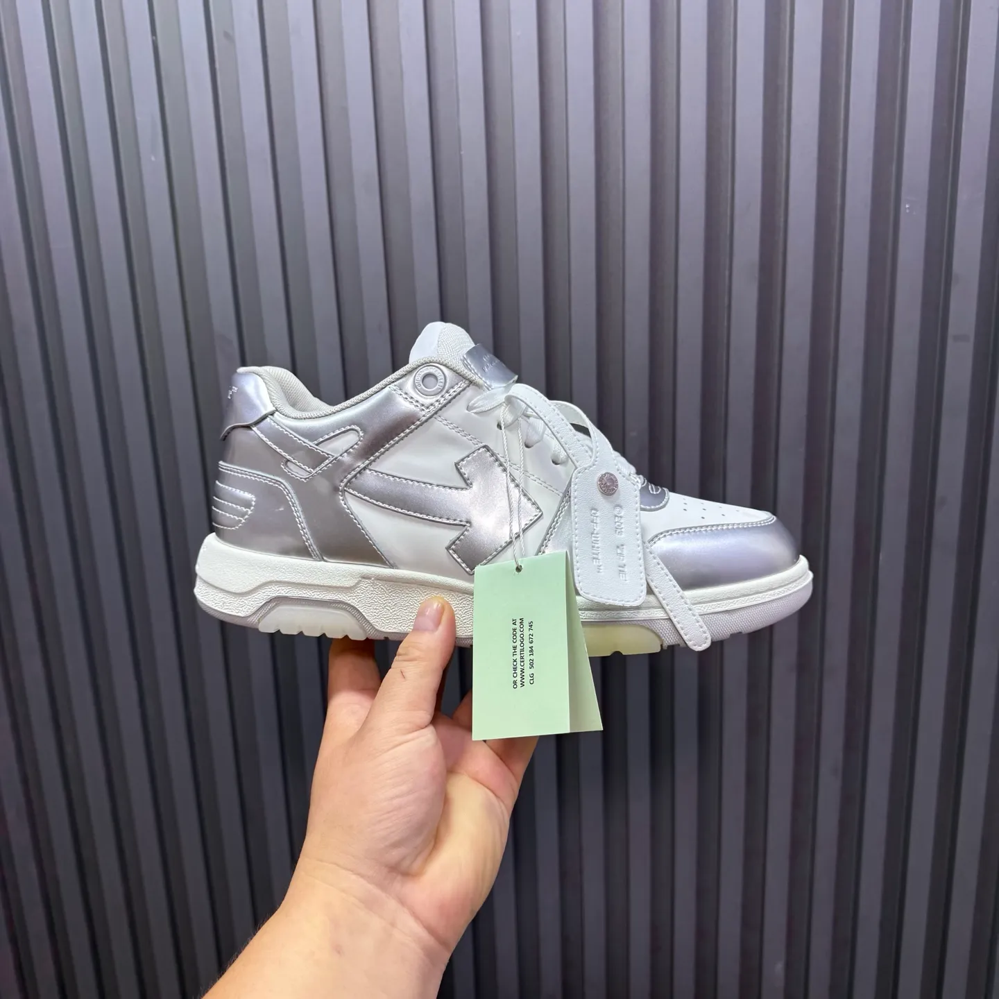 【off- white】P: 620💰Couple model👫, Size: 35-44 (Customized for men 38.45.46) High-quality version👊 "Out of office" series original molding, original lasting, production process 1:1 Original ➰OFF GRAY WHITE OW ➰ First-layer cowhide Imported skin-friendly and environmentally friendly polyester mesh Original molding high elastic and environmentally friendly molding pad Made with the original lasting process. The original molded rubber outsole (never yellows and deforms) has a super correct shape, bright color and strong three-dimensional effect👍. Packaging💯Full set of packaging synchronized with the official website (branded paper, certificate of quality, branded cloth bag)